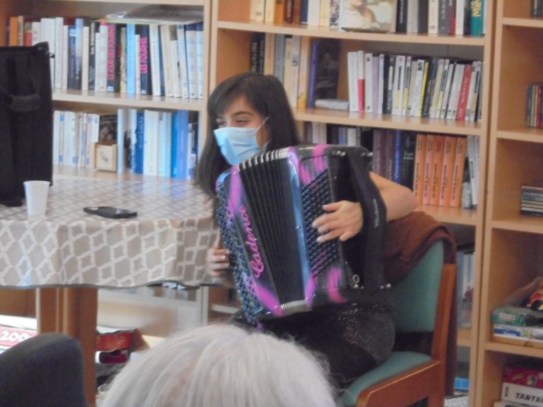 illustration de la page Début du tour en musique d’Angélique, l’accordéoniste surdouée !