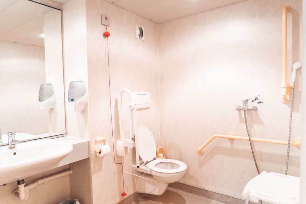 Image d'une salle des sanitaires à l'ehpad d'arbois - chipr