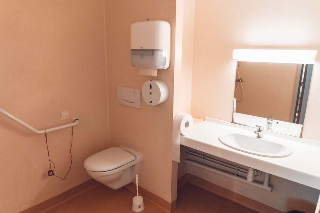 Image d'une salle de bain à l'ehpad de sellières - chipr