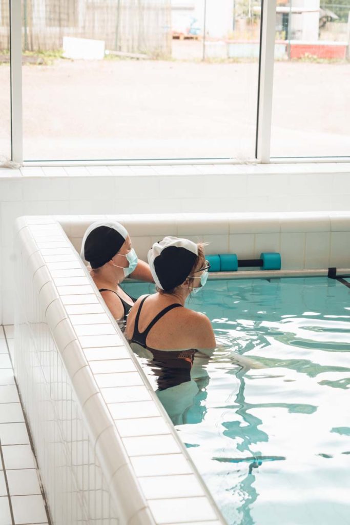 Image 2 de personnes dans la piscine à l'ehpad de salins les bains - chipr