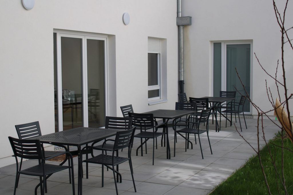 Image d'un jardin et terrasse - chipr