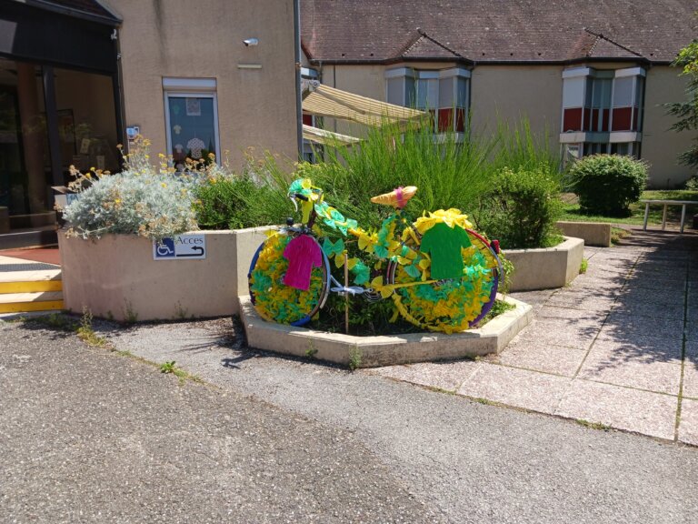 illustration de la page A Poligny, les résidents se préparent pour le passage du Tour de France.