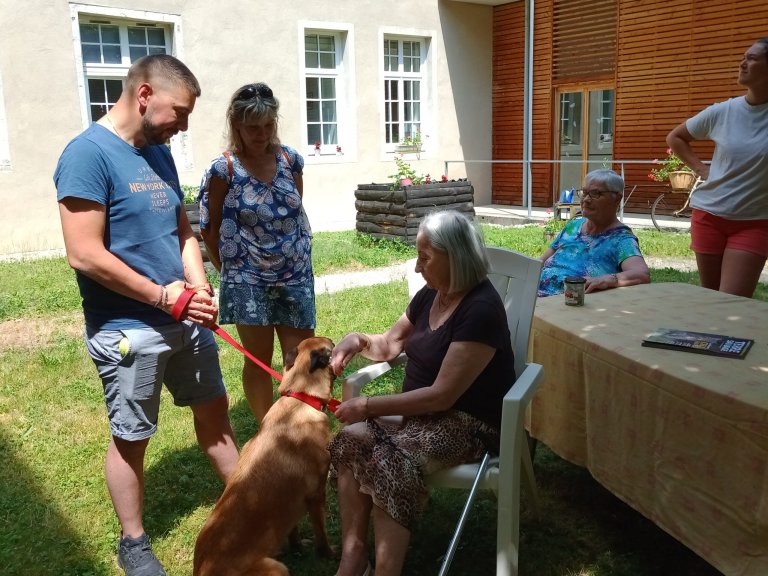 illustration de la page A l’Ermitage, Thibault, conducteur cyno-technique accompagnée de Stela, superbe chienne malinoise de 2 ans…