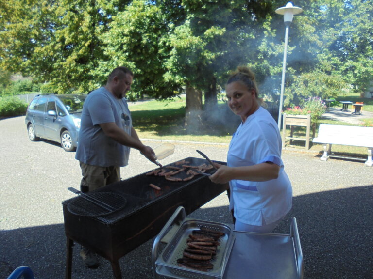 illustration de la page Aux Charmettes, les résidents profitent d’un super barbecue !