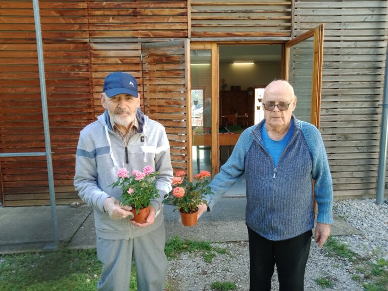 illustration de la page Un grand merci a la SARL La Platière pour les rosiers offerts aux résidents de l’Ermitage